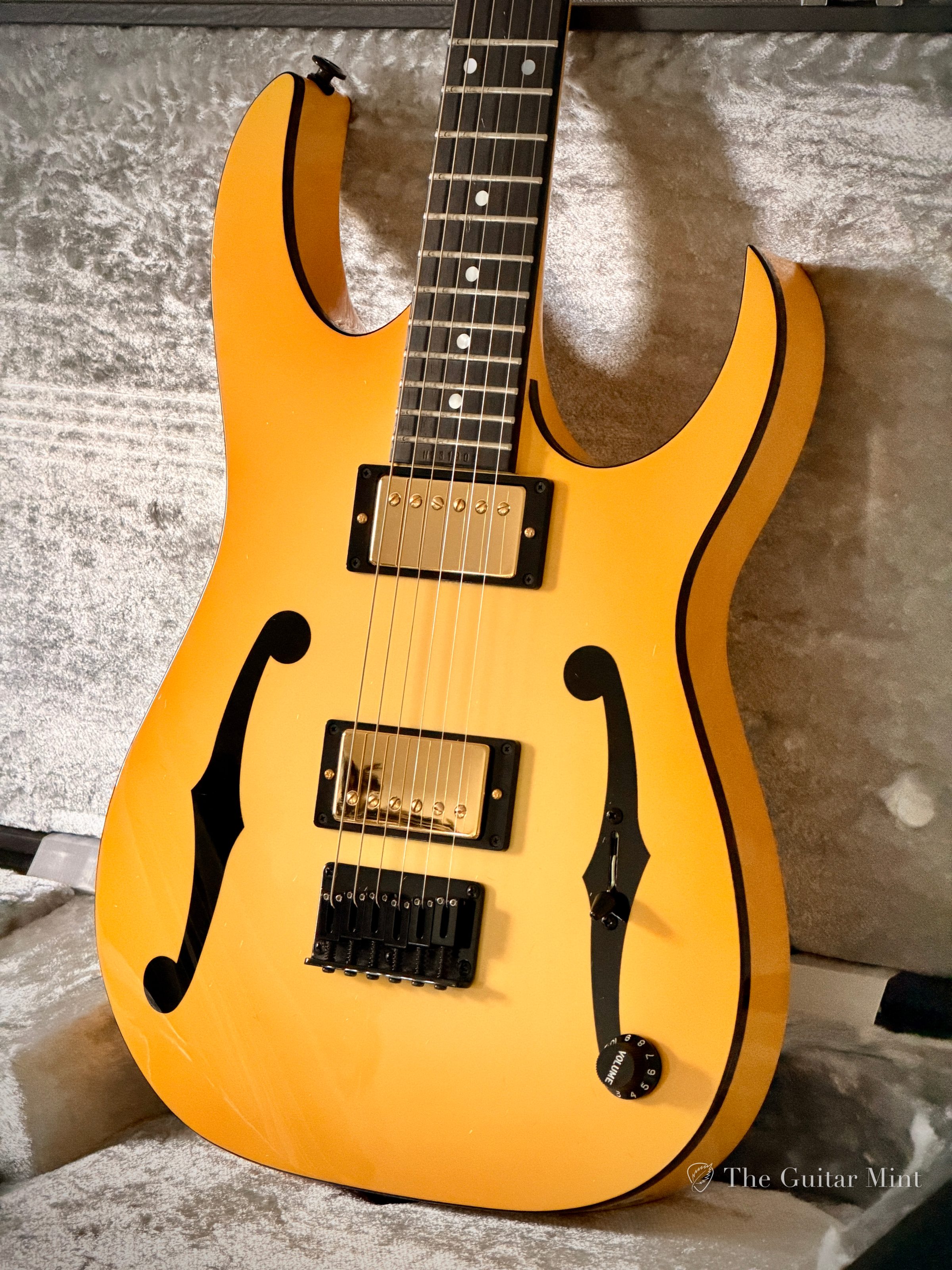 2023 - Ibanez Paul Gilbert Signature PGM1000T, Aged Cream Burst, Mint